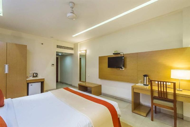 Hotel Mb International Palace Side Mysore Buitenkant foto