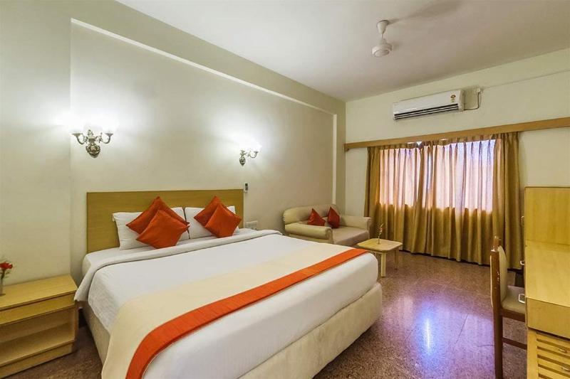 Hotel Mb International Palace Side Mysore Buitenkant foto