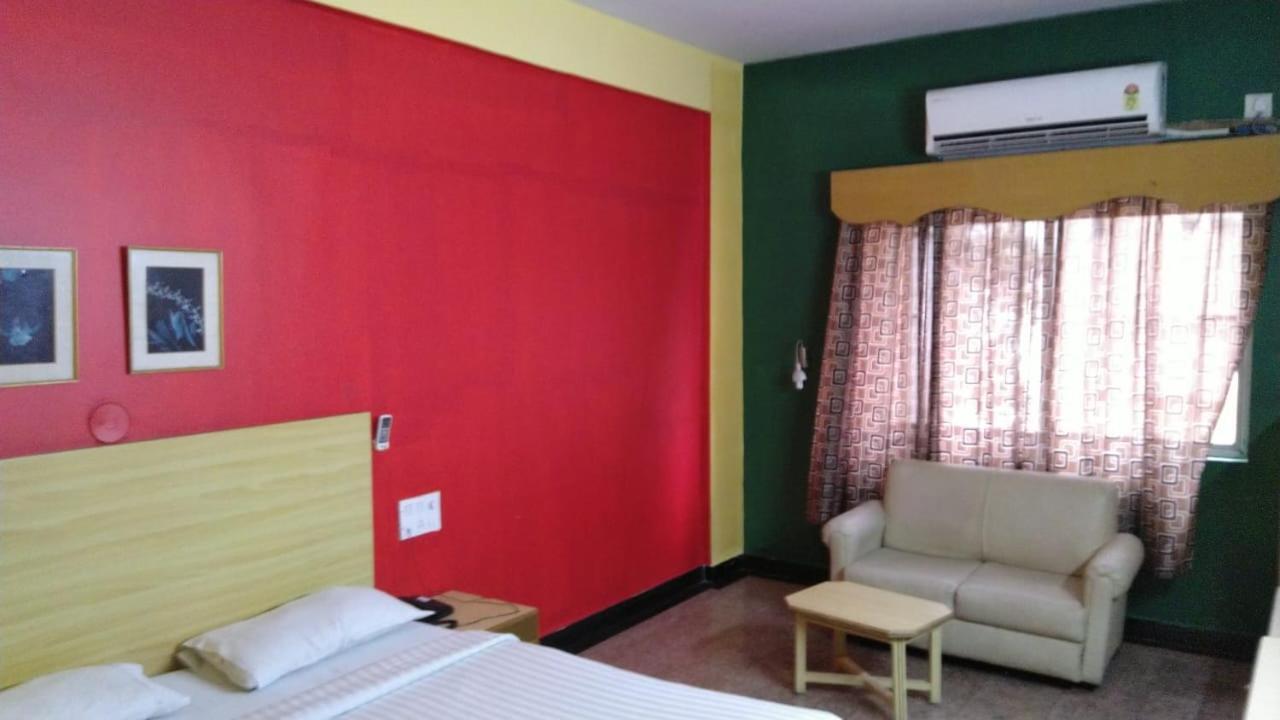 Hotel Mb International Palace Side Mysore Buitenkant foto